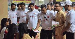 দশমীতে তারেক রহমানের পক্ষ থেকে ঢাবিতে ছাত্রদল নেতার গোলাপ বিতরণ  