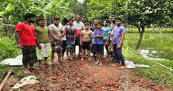 নান্দাইলে স্বেচ্ছাসেবীদের উদ্যোগে ভাঙা সড়ক মেরামত