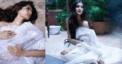 ঢাকাই জামদানিতে নজর কাড়লেন সোনম কাপুর