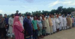 মাদক ব্যবসায়ীদের অপতৎপরতা প্রতিরোধে স্থানীয়দের মানববন্ধন