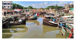 বৈরী আবহাওয়ায় সেন্টমার্টিনে বন্ধ নৌযান চলাচল 