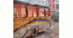 রাজধানীতে যাত্রীদের নামিয়ে বাসে আগুন