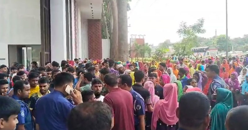 ভালুকায় কারখানায় কাজ বন্ধ, বেতন ও চাকরি হারানোর আশঙ্কায় শ্রমিকদের বিক্ষোভ