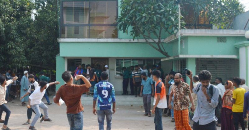 রাজশাহীর হিমাগারে তরুণ-নারী-কিশোরীর শরীরে সেফটি পিন ফুটিয়ে নির্যাতন