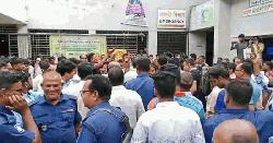 মিঠাপুকুরে মব সৃষ্টি করে স্বাস্থ্য কর্মকর্তাকে যোগদানে বাধা