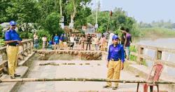 টাঙ্গাইলে সেতুর সংযোগ সড়ক ভেঙে জনদুর্ভোগ