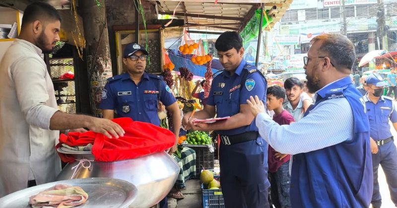 সোনাগাজীতে ফুটপাত দখলমুক্ত রাখতে পুলিশের অভিযান