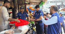 সোনাগাজীতে ফুটপাত দখলমুক্ত রাখতে পুলিশের অভিযান