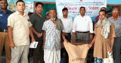 ইলিশ আহরণে বিরত রাখতে জেলেদের মাঝে চাউল বিতরণ  