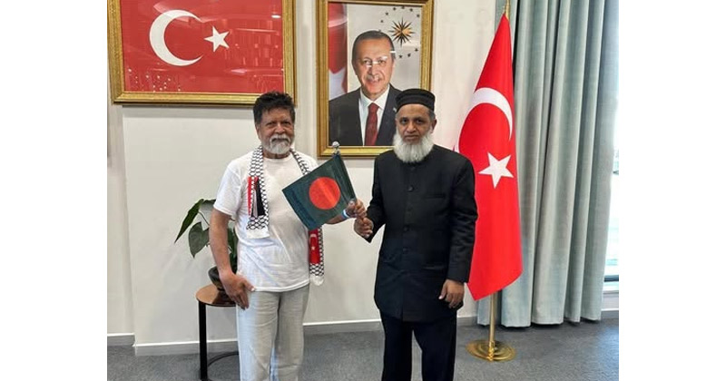 ইস্তাম্বুলে বাংলাদেশের কনসাল জেনারেল মোহাম্মদ মিজানুর রহমান ইজরাইল থেকে ফিরে আসা প্রখ্যাত ফটোগ্রাফার এবং মানবাধিকার কর্মী শহিদুল আলমকে স্বাগত জানান।