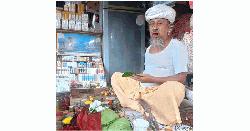 অর্ধশতাব্দী ধরে খিলি পান বিক্রি করছেন মোবারক  