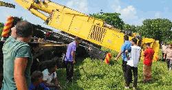 উদ্ধার করতে গিয়ে উদ্ধারকারী ট্রেনও উল্টে গেল