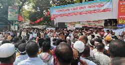 প্রেসক্লাবের সামনে এমপিওভুক্ত শিক্ষকদের অবস্থান