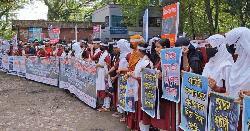 ক্লাস থেকে ডেকে নিয়ে শিক্ষার্থীদের দিয়ে মানববন্ধন