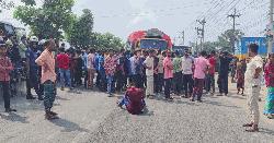 ভালুকায় ১০ দফা দাবিতে শ্রমিকদের মহাসড়ক অবরোধ