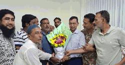 ভোলা পৌরসভার নবনিযুক্ত নির্বাহী প্রকৌশলীকে ফুলের শুভেচ্ছা