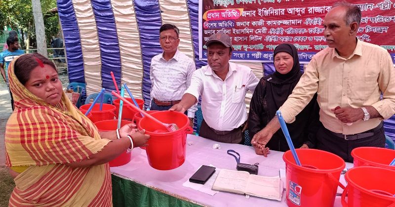 মাগুরায় স্বাস্থ্যসম্মত পাকা টয়লেট ও বিনামূল্যে উপকরণ বিতরণ কর্মসূচি
