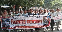 তেঁতুলিয়ায় ৩ দফা দাবি আদায়ে রাজপথে শিক্ষকদের বিক্ষোভ