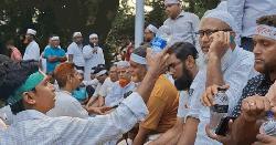 শহীদ মিনারে আন্দোলনরত শিক্ষকদের মাঝে পানি বিতরণ করলেন কেন্দ্রীয় ছাত্রদল নেতা
