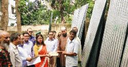 মীরসরাইয়ে অগ্নিকাণ্ডের ক্ষতিগ্রস্তদের মাঝে টিন বিতরণ