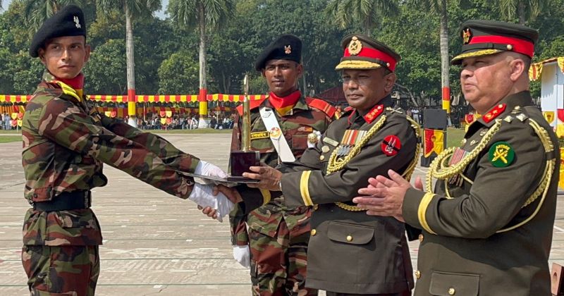 বগুড়ায় আর্মার্ড কোরের রিক্রুট ব্যাচের সেনাবাহিনী প্রধান কুচকাওয়াজ অনুষ্ঠিত