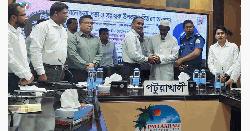 বিশ্ব সাদাছড়ি দিবসে পটুয়াখালীতে দৃষ্টি প্রতিবন্ধীদের সহায়ক উপকরণ বিতরণ