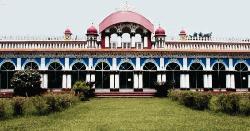 মাথা উঁচু করে দাঁড়িয়ে আছে ধনবাড়ীর জমিদার বাড়ি
