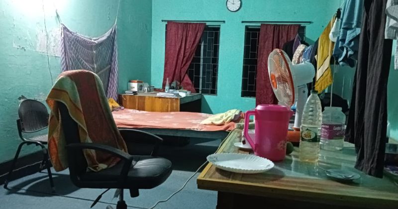 কলেজেই সংসার পেতে বসেছেন অধ্যক্ষ