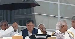 সালাহউদ্দিনের মাথায় ছাতা ধরে প্রশংসিত মির্জা ফখরুল