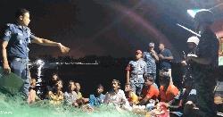 ফিশিং ট্রলারসহ নৌবাহিনীর হাতে আটক ১৪ ভারতীয় জেলে, পরে মোংলা থানায় হস্তান্তর