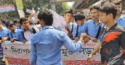 ফার্মগেটে শিক্ষার্থীদের বিক্ষোভ