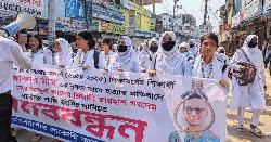 সোনারগাঁয়ে কলেজছাত্রী হত্যার দৃষ্টান্তমূলক শাস্তির দাবিতে মানববন্ধন  