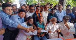 কুমিল্লার দৃষ্টিহীন গায়ক জাহাঙ্গীর আলমের পাশে দাঁড়ালেন তারেক রহমান