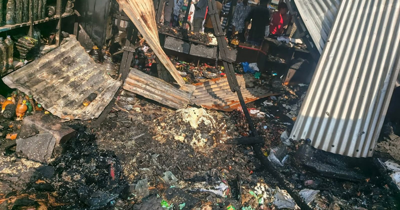 পিরোজপুরে পাঁচটি দোকান ছাই