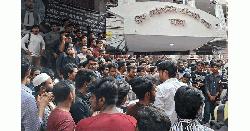 আদালত প্রাঙ্গণে জবি শিক্ষার্থীদের বিক্ষোভ 