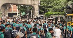 ৩ ঘণ্টা পর সড়ক ছাড়লেন শিক্ষকরা, যান চলাচল স্বাভাবিক  