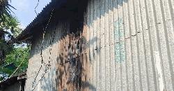 ভালুকায় বসতঘরে অগ্নিসংযোগ, অল্পের জন্য রক্ষা পেল পরিবার
