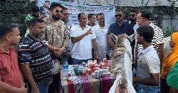 কক্সবাজারে ‘বাংলাদেশ অ্যানিমেল ওয়েলফেয়ার অ্যাসোসিয়েশনে’র ঘোড়ার খাদ্য বিতরণ