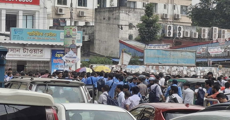 রাজধানীর ফার্মগেটে সড়ক অবরোধ করে বিক্ষোভ করছেন শিক্ষার্থীরা। ছবি: সংগৃহীত