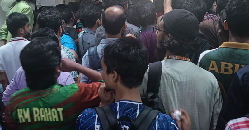৩ দফা দাবিতে ঢাবির রেজিস্ট্রার বিল্ডিং ঘেরাও ডাকসু ও হল সংসদ নেতৃবৃন্দের