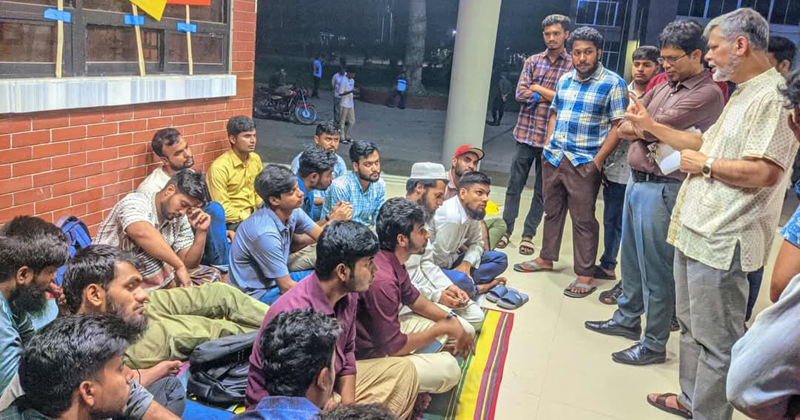 সেমিস্টারের মেয়াদকাল সর্বসাকুল্যে ৪মাস করার দাবিতে আমরণ অনশন