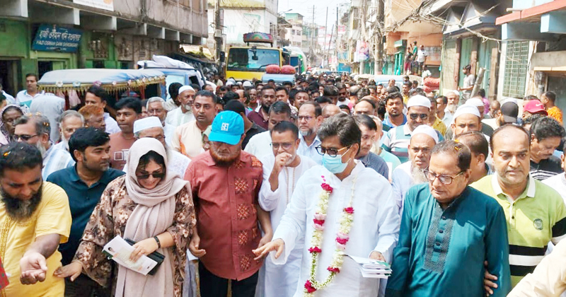 কুমিল্লা নগরীর চকবাজার এলাকায় ৩১ দফার লিফলেট বিতরণ করেন হাজী ইয়াছিন।