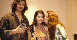 কাছাকাছি বয়সের হবু পুত্রবধূকে আদরে ভাসালেন শ্রাবন্তী