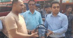 লক্ষ্মীপুরে সড়ক বিভাগের হেলমেট বিতরণ 