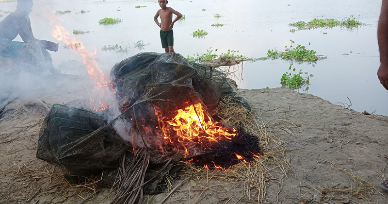বাগেরহাটে ৪০০ চায়না দুয়ারী জাল জব্দ, আগুনে পুড়িয়ে ধ্বংস