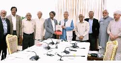 প্রধান উপদেষ্টার কাছে হস্তান্তর জুলাই সনদ বাস্তবায়নের সুপারিশপত্র 