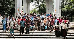 স্নাতকের শেষ দিনে দুঃস্থদের খাবার বিতরণে জবি শিক্ষার্থীরা