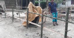 পাঁচবিবিতে চলাচলের রাস্তায় বাঁশের বেড়া, দুই পরিবার অবরুদ্ধ