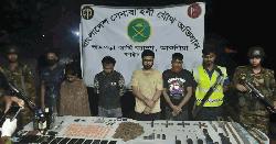 আশুলিয়ায় বিপুল পরিমাণ মাদক-অস্ত্রসহ গ্রেপ্তার ৭