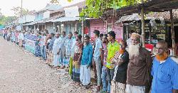 তালতলীতে ছাত্রীকে যৌন হয়রানির প্রতিবাদে অভিভাবকদের মানববন্ধন